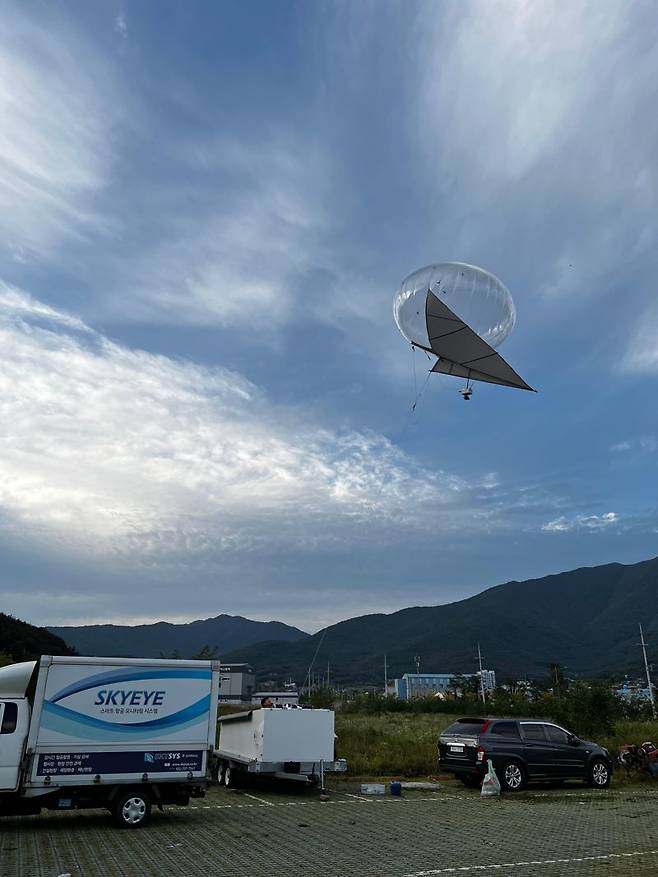 울산시가 11월부터 운영하는 애드벌룬과 드론을 이용한 산불감시 카메라의 모습. 울산시 제공