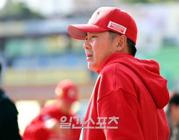 SSG 김원형 감독이 22일 오후 인천 SSG랜더스필드에서 열리는 NC와의 준플레이오프 1차전을 앞두고 선수들의 훈련을 지켜보고있다. 김원형 감독은 31일 계약 해지 형식으로 SSG를 떠나게 됐다. 인천=정시종 기자
