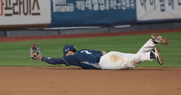 <yonhap photo-5141=""> 호수비로 경기 끝내는 NC 김주원 (서울=연합뉴스) 김인철 기자 = 31일 경기도 수원 케이티위즈파크에서 열린 2023 KBO리그 플레이오프(PO) 2차전 NC 다이노스와 kt wiz의 경기. 9회말 2사 만루 NC 유격수 김주원이 kt 오윤석의 타구를 잡아내며 승리를 확정 짓고 있다. 2023.10.31 yatoya@yna.co.kr/2023-10-31 21:23:41/ <저작권자 ⓒ 1980-2023 ㈜연합뉴스. 무단 전재 재배포 금지.></yonhap>