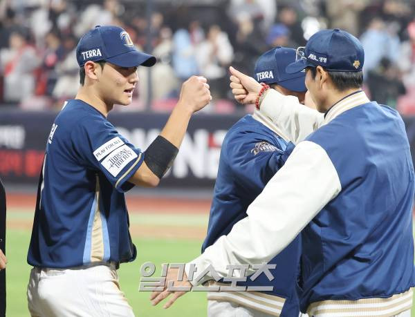 2023 KBO 프로야구 포스트시즌 kt위즈와 NC다이노스의 플레이오프 2차전 경기가 31일 오후 수원kt위즈파크에서 열렸다. 9회말 슈퍼캐치로 승리를 지킨 NC 김주원이 경기 후 강인권 감독과 하이파이브를 하고 있다. 수원=김민규 기자 mgkim1@edaily.co.kr /2023.10.31/