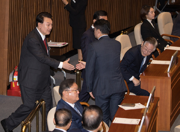 윤석열 대통령(왼쪽)이 31일 시정연설을 위해 국회 본회의장에 입장하며 홍익표 더불어민주당 원내대표에게 악수를 청하고 있다. (공동취재사진) [사진=뉴시스]