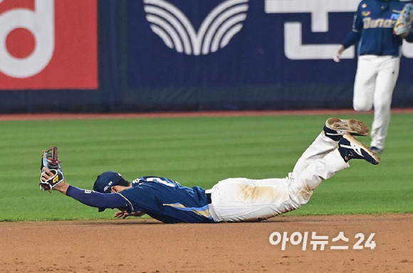 31일 오후 경기도 수원 KT위즈파크에서 열린 '2023 KBO 포스트시즌 플레이오프' 2차전 KT 위즈와 NC 다이노스의 경기가 3-2 NC의 승리로 끝났다. 9회말 2사 만루 상황 KT 오윤석의 타구를 NC 유격수 김주원이 잡아내고 있다. [사진=정소희 기자]