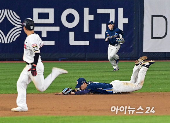 31일 오후 경기도 수원 KT위즈파크에서 열린 '2023 KBO 포스트시즌 플레이오프' 2차전 KT 위즈와 NC 다이노스의 경기가 3-2 NC의 승리로 끝났다. 9회말 2사 만루 상황 KT 오윤석의 타구를 NC 유격수 김주원이 잡아내고 있다. [사진=정소희 기자]