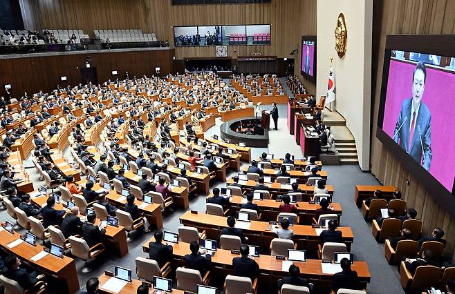 윤석열 대통령이 31일 서울 여의도 국회 본회의장에서 2024년도 예산안 및 기금운용계획안에 대한 시정연설을 하고 있다. 강정현 기자