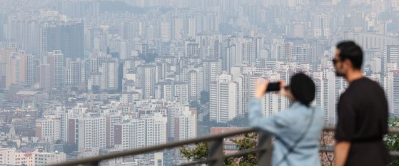 전셋값이 하락을 멈추고 반등으로 돌아선 가운데 10일 서울 용산구 남산타워를 찾은 관광객들이 도심을 바라보고 있다. 뉴스1