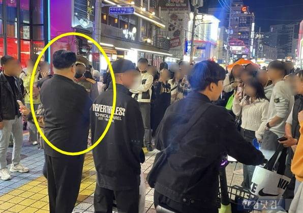 김 위원장 코스프레를 한 시민 주위로 거리 일대가 순식간에  '포토존'이 된 모습. /사진=김세린 기자