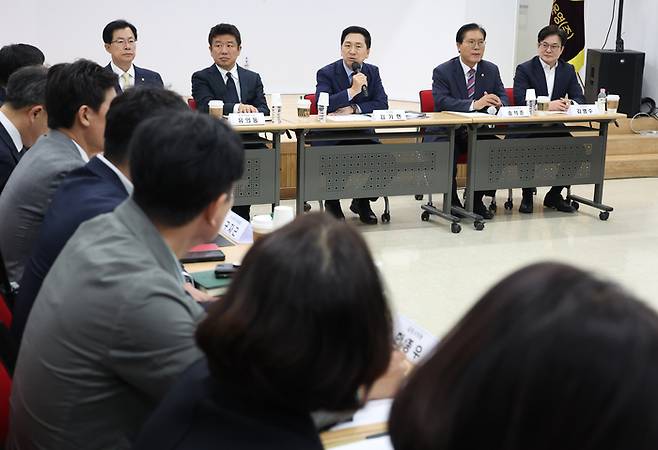 국민의힘 김기현 대표가 30일 김포골드라인을 관리하는 김포한강차량기지에서 연 수도권 신도시 교통대책 마련 간담회에서 발언을 하고 있다. 연합뉴스