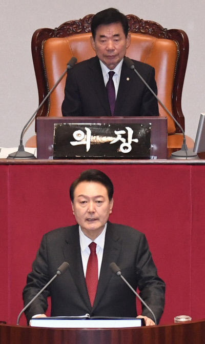 오로지 “건전재정” 윤석열 대통령이 31일 오전 국회 본회의장에서 2024년도 예산안 및 기금운용계획안에 대한 시정연설을 하고 있다. 국회사진기자단