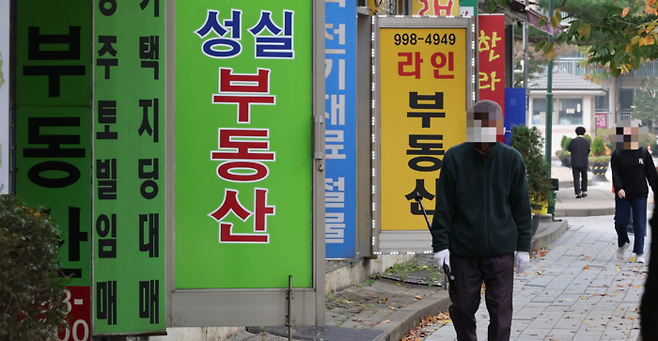 국민의힘이 수도권 총선 전략으로 서울 인접 도시를 서울에 편입하는 안을 당론으로 추진한다. 여권 에 따르면 경기 김포·구리·광명·하남시 등 행정구역상 서울에 인접하고 생활권이 같은 인구 50만명 이내 중소 기초단체가 대상이 될 전망이다. 당 내에선 “내년 4·10총선에서 수도권 전역에 파장을 불러올 ‘메트로폴리탄 서울’ 공약을 승부수로 던진 것”이라는 해석이 나오는 가운데 김포시민 들이 부동산 중계업소 앞을 지나가고있다.2023.10.31[이충우기자]