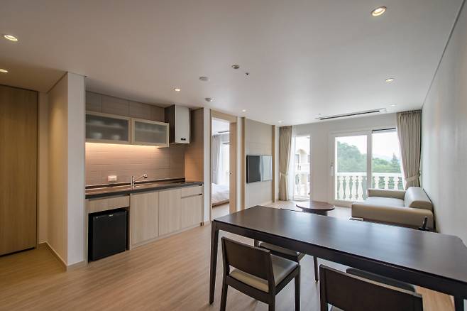 한화리조트 백암온천이 오는 12월31일 부로 운영을 중단한다. 사진은 한화리조트 백암온천 스위트 객실 내부. /사진=한화호텔앤드리조트