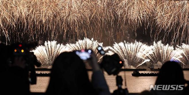 [부산=뉴시스] 하경민 기자 = '제17회 부산불꽃축제'가 열린 17일 부산 수영구 광안리해수욕장 일대에서 화려한 불꽃쇼가 펼쳐지고 있다. 이번 축제는 코로나19 장기화로 지친 시민들을 위로하기 위해 3년 만에 정상 개최됐다. 2022.12.17. yulnetphoto@newsis.com