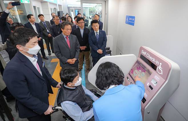 [서울=뉴시스] 홍찬선 기자 = 31일 인천공항 제1여객터미널에서 열린 '장애인 안심여행센터’ 개소식에서 이학재 인천국제공항공사 사장과 장애인 여객이 교통약자 전용 키오스크 사용법을 안내 받고 있다. 2023.10.31. (사진=인천공항공사 제공) photo@newsis.com *재판매 및 DB 금지