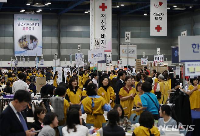 [서울=뉴시스] 고승민 기자 = 31일 서울 코엑스에서 열린 2023 적십자 바자가 성황을 이루고 있다. 2023.10.31. kkssmm99@newsis.com