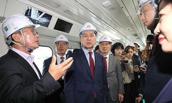 김기현 국민의힘 대표가 30일 오후 경기도 김포시 양촌읍 김포한강차량기지를 찾아 김포골드라인 전철에 올라 설명을 듣고 있다. 뉴시스