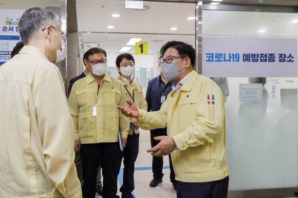 박강수(오른쪽) 서울 마포구청장이 지난해 코로나19 예방접종실에서 상황을 점검하고 있다. 2023.10.31 마포구 제공