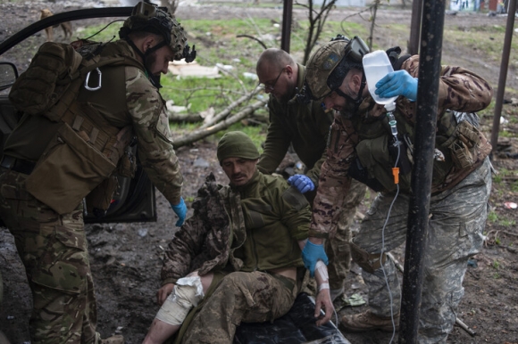 우크라 병사 ‘치료 중’ - 우크라이나 동부 돈바스의 주요 교전지 바흐무트에서 우크라이나 군인들이 부상 군인을 돌보고 있다. 바흐무트 AP 연합뉴스