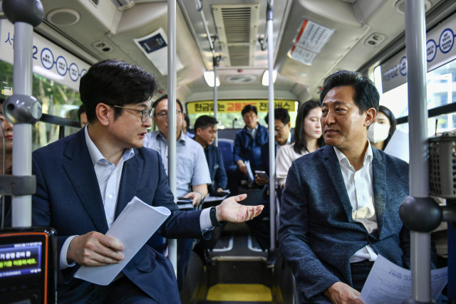 지난 8월 시승식에서 동행버스에 탄 오세훈(오른쪽) 서울시장과 김병수 김포시장이 이야기를 나누고 있다. 사진 제공=김포시