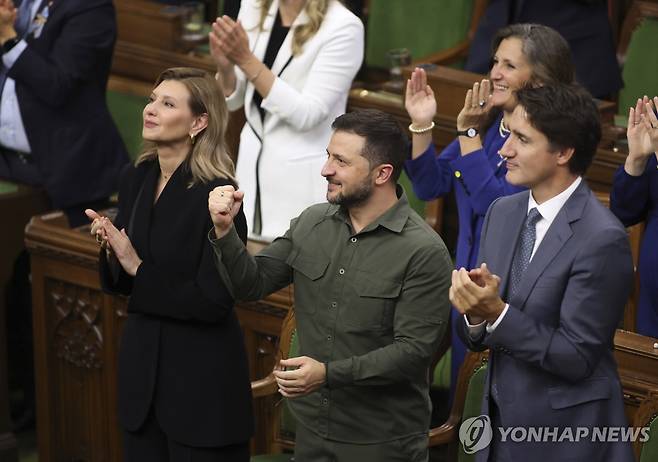 볼로디미르 젤렌스키 우크라이나 대통령(중앙)과 쥐스탱 트뤼도 캐나다 총리(우측)  [AP 연합뉴스 자료사진]