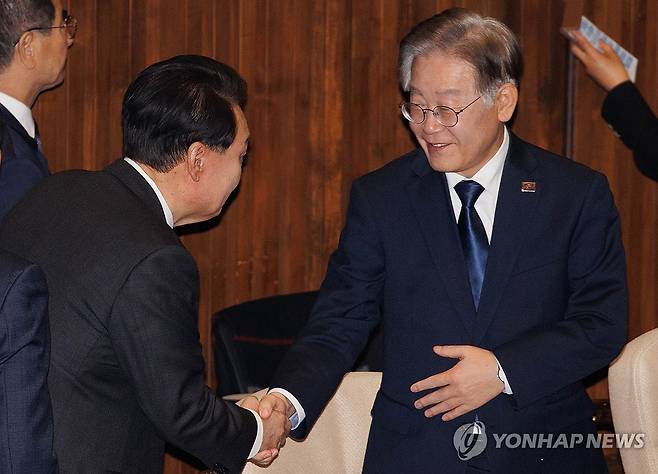 윤석열 대통령과 이재명 대표 (서울=연합뉴스) 한상균 기자 = 윤석열 대통령이 31일 국회에서 2024년도 예산안 및 기금운용계획안 시정 연설 전 더불어민주당 이재명 대표와 인사하고 있다. 2023.10.31 [공동취재] xyz@yna.co.kr