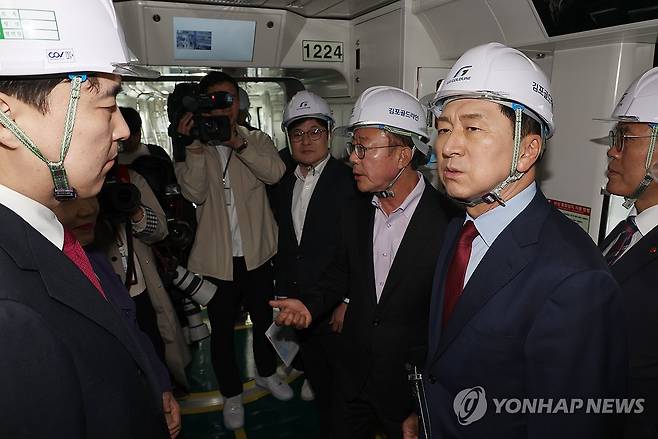 김포골드라인 내부 살피는 김기현 대표 (김포=연합뉴스) 신준희 기자 = 국민의힘 김기현 대표가 30일 김포골드라인을 관리하는 김포한강차량기지를 방문, 열차 내부를 둘러보고 있다. 2023.10.30 hama@yna.co.kr