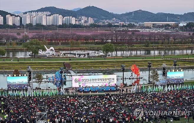 순천만국제정원박람회 폐막식 (순천=연합뉴스) 조남수 기자 = 31일 오후 전남 순천시 순천만국가정원 오천그린광장에서 2023 순천만국제정원박람회 폐막식이 열리고 있다. 2023.10.31 iso64@yna.co.kr