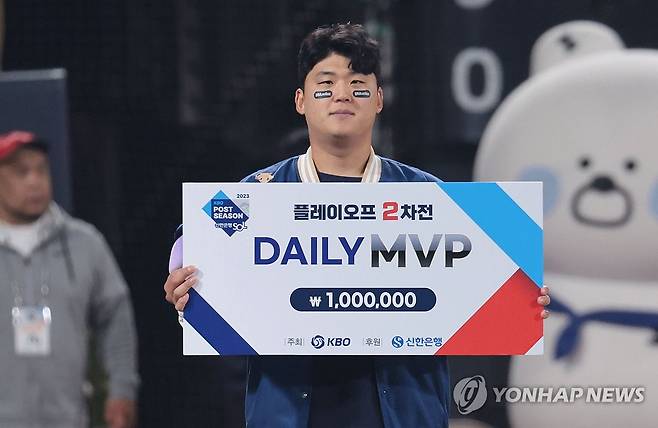 NC 신민혁, 플레이오프 2차전 MVP 선정 (서울=연합뉴스) 김인철 기자 = 31일 경기도 수원 케이티위즈파크에서 열린 2023 KBO리그 플레이오프(PO) 2차전 NC 다이노스와 kt wiz의 경기. 데일리 MVP로 선정된 NC 신민혁이 기념촬영을 하고 있다. 2023.10.31 yatoya@yna.co.kr