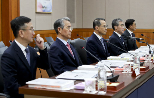 김규현 국가정보원장이 1일 서울 서초구 내곡동 국정원에서 열린 국회 정보위원회 국정감사에 출석해 있다. (사진=연합뉴스)