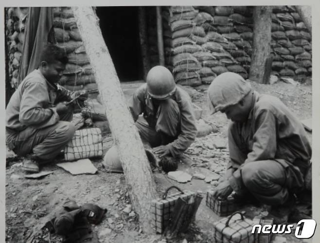 고국에서 온 선물꾸러미를 열어보는 태국병사들 (유엔평화기념관 제공)