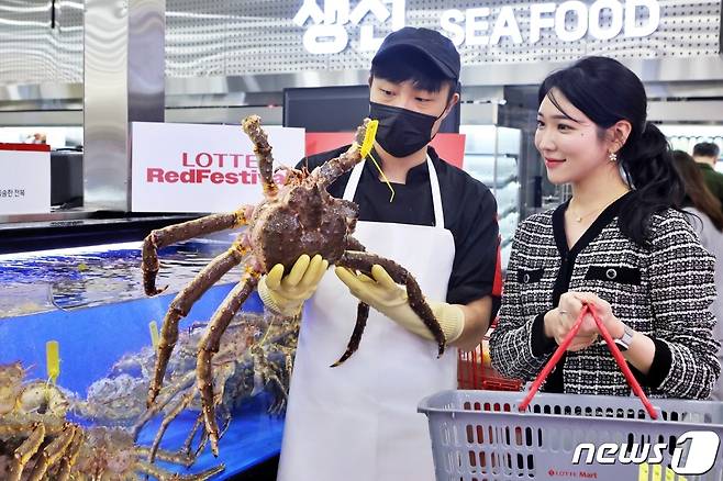 제타플렉스 서울역점 수산매장에서 반값 킹크랩을 보고있다.(롯데쇼핑 제공)