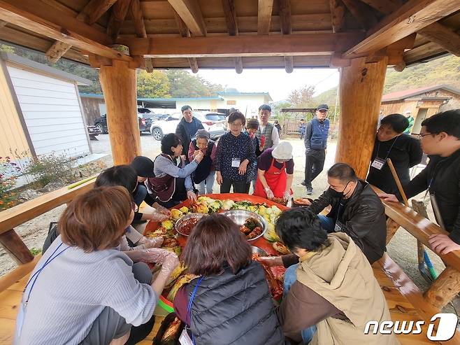 단양군이 초보 귀농·귀촌인과 도시민을 위해 추진하는 농촌체험 프로그램이 호응을 얻고 있다.