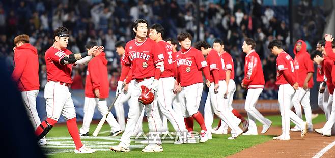 추신수가 25일 창원NC파크에서 열린 2023 KBO 준플레이오프 3차전 NC전 패배 후 NC 선수들에 박수를 치며 퇴장하고 있다.. 2023.10.25.창원 | 강영조기자 kanjo@sportsseoul.com