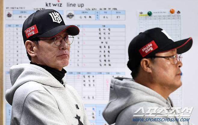 31일 수원KT위즈파크에서 열린 KT와 NC의 PO 2차전. KT 이강철 감독이 경기를 지켜보고 있다. 수원=박재만 기자pjm@sportschosun.com/2023.10.31/