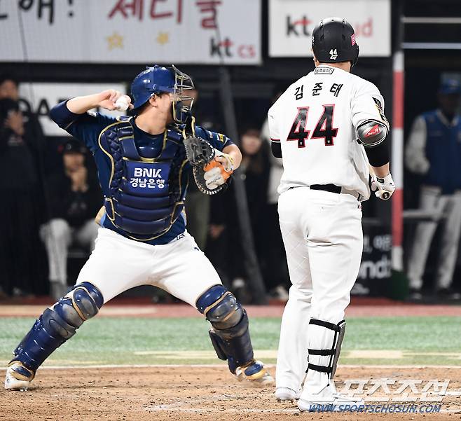 31일 수원KT위즈파크에서 열린 KT와 NC의 PO 2차전. 9회말 1사 1,3루 KT 김준태가 삼진을 당하고 있다. 수원=박재만 기자pjm@sportschosun.com/2023.10.31/