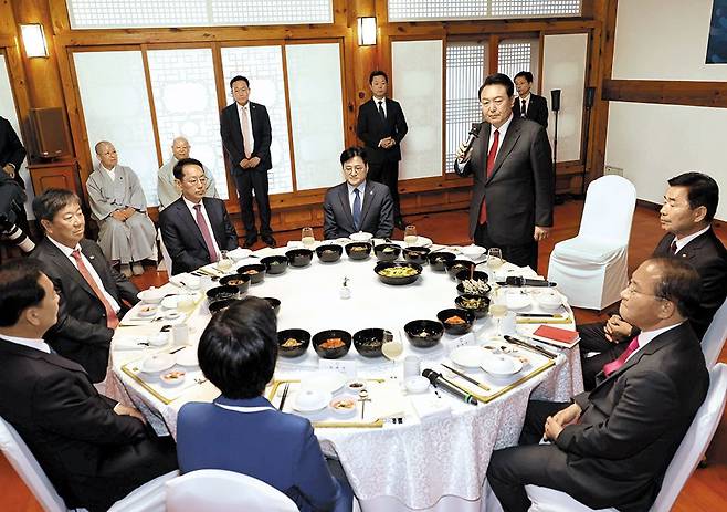 여야 원내대표·상임위원장들과 오찬 - 윤석열 대통령이 31일 국회 시정연설을 마친 뒤 국회 사랑재에서 열린 여야 원내대표·국회 상임위원장단과의 오찬에서 인사말을 하고 있다. 이날 오찬은 진관사에서 사찰 음식으로 준비했다. 이 때문에 음식을 준비해온 진관사 스님들(맨 위 왼쪽 끝)도 오찬장에 배석했다. /연합뉴스