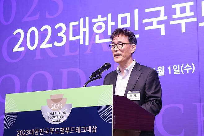 1일 서울 중구 웨스틴조선호텔에서 열린 '2023 대한민국푸드앤푸드테크대상 시상식'에서 조완일 센소메트릭스 대표가 컨슈머 초이스 부문 심사 기준을 밝히고 있다. /조선비즈