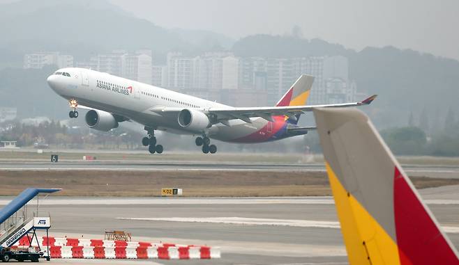 1일 오후 서울 강서구 김포공항 활주로에서 아시아나 여객기가 이륙하고 있다. 2023,11.1/뉴스1