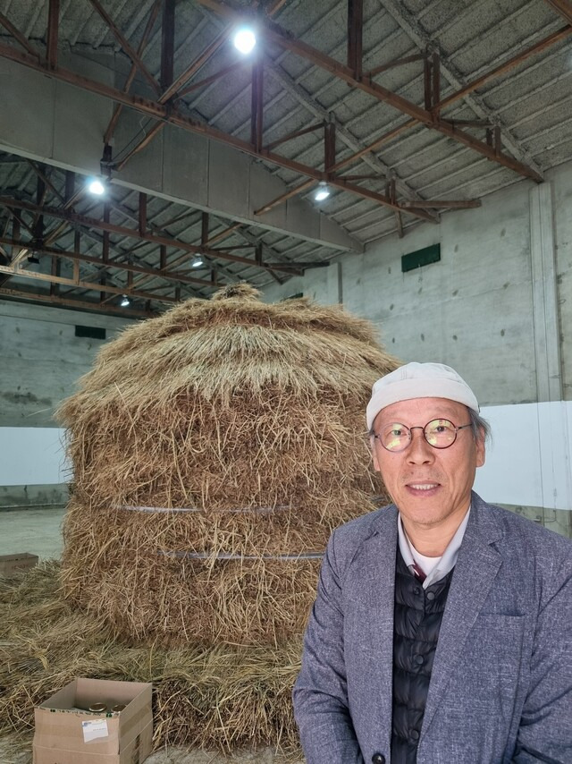 김해곤 감독이 짚단을 쌓아 놓은 창고 안에 서 있다. 김 감독 제공