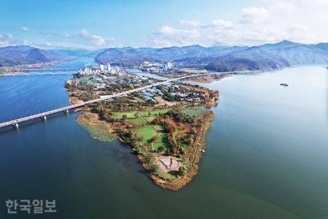 북한강(왼쪽)과 남한강이 합류하는 양평군 양서면 두물머리.