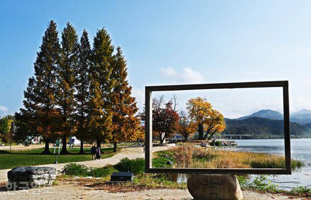 두물머리는 경관이 빼어나 수도권 주민뿐만 아니라 외국인도 많이 찾아오는 명소가 됐다.