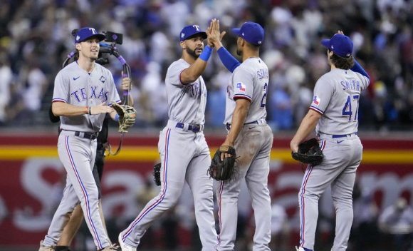 MLB 텍사스 선수들이 1일(한국시간) 열린 애리조나와 월드시리즈 4차전 원정 경기에서 11-7로 승리를 거둔 뒤 기뻐하고 있다. 텍사스는 이날 승리로 시리즈 전적 3승 1패로 우위를 점했다. 월드시리즈 우승까지 1승만을 남겨뒀다. [사진=뉴시스]