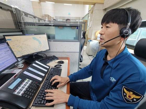 경기남부경찰청 112치안종합상황실 송태욱 경위가 경찰청 112범죄신고의날(11월2일)을 하루 앞둔 1일 1권역 데스크에서 신고 전화를 받고 있다. 손성배 기자