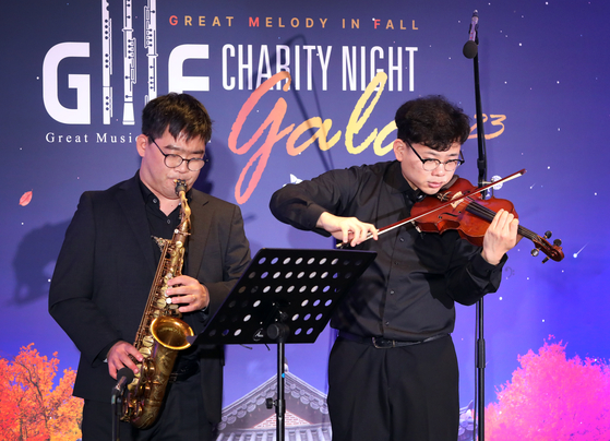 Lim Eun-gyu, left, and Ji Yeon-joon of Mosaic perform at the gala event. [PARK SANG-MOON]
