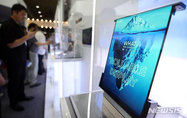 [서울=뉴시스] 김진아 기자 = 16일 서울 강남구 코엑스에서 열린 K-Display 2023 한국디스플레이산업전시회에서 관람객들이 삼성디스플레이의 롤러블 디스플레이를 보고 있다. 2023.08.16. bluesoda@newsis.com
