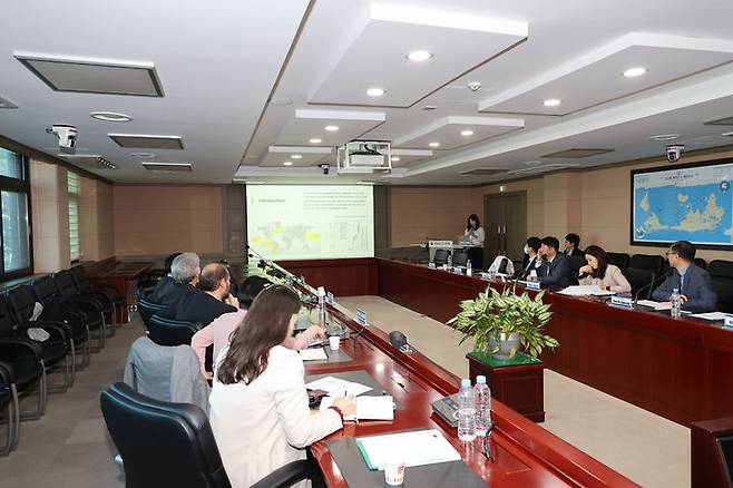 [부산=뉴시스] 지난달 31일 부산 기장군 국립수산과학원(수과원) 본원에서 수과원은 우루과이 수산청과 '수산과학 교류협력 세미나'를 열고, 참가자들이 발표하고 있다. (사진=국립수산과학원 제공) *재판매 및 DB 금지