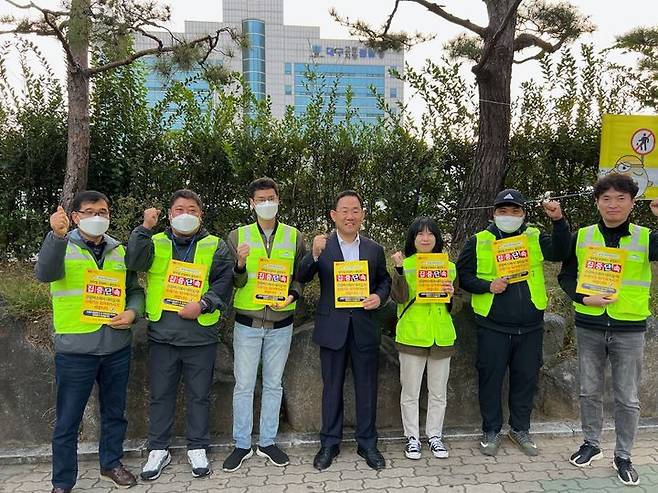 [대구=뉴시스] 대구시 수성구는 가을 행락철을 맞아 관광버스 상·하차 장소에서 올바른 쓰레기 배출법 홍보와 불법투기 집중단속에 나선다. (사진 = 대구시 수성구 제공) 2023.11.01. photo@newsis.com *재판매 및 DB 금지