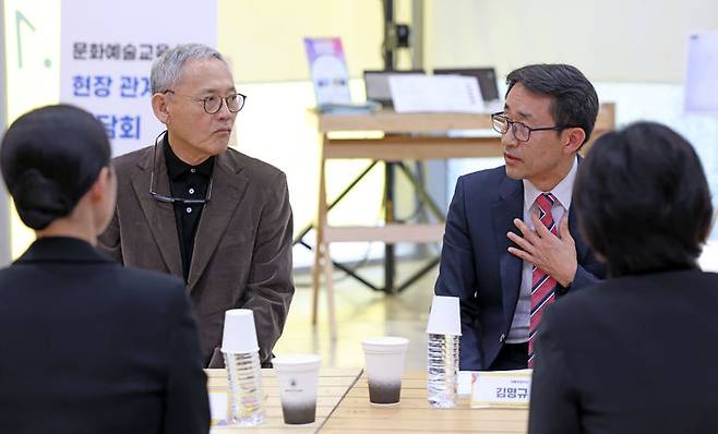 [서울=뉴시스] 유인촌 문화체육관광부 장관이 1일 서울 성동구 에스팩토리에서 열린 2023 대한민국 문화예술교육 축제 개막행사 참석에 앞서 문화예술교육 현장 관계자를 만나 애로사항 및 건의사항을 청취하고 의견을 나누고 있다.(사진=문화체육관광부 제공) 2023.11.01. photo@newsis.com *재판매 및 DB 금지