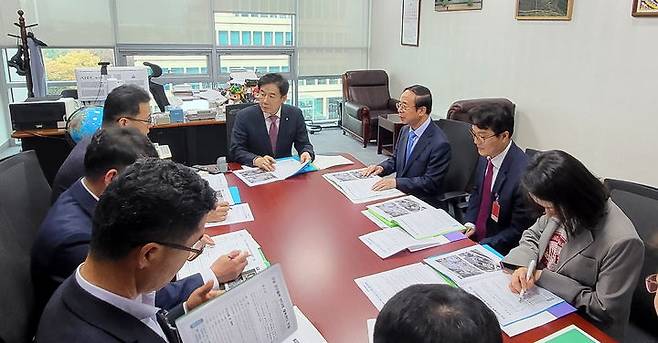 심민 임실군수가 지난달 31일 정부예산 확보차 국회에서 이용호 의원을 만났다. 이용호 의원(가운데)이 심민 군수(오른쪽 세번째)와 동행한 임실군 관계자로부터 현안사업에 대한 설명을 듣고 있다.  *재판매 및 DB 금지