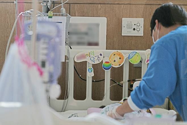 11월 1일 정식 개소한 서울대병원 '넥슨어린이통합케어센터'에서 의료진이 환아를 돌보고 있는 모습. 지난 7월부터 입원 결정을 위한 사전외래를 시작한 서울대병원은 지난달 30일부터 입원환자를 받았다. 서울대병원 제공