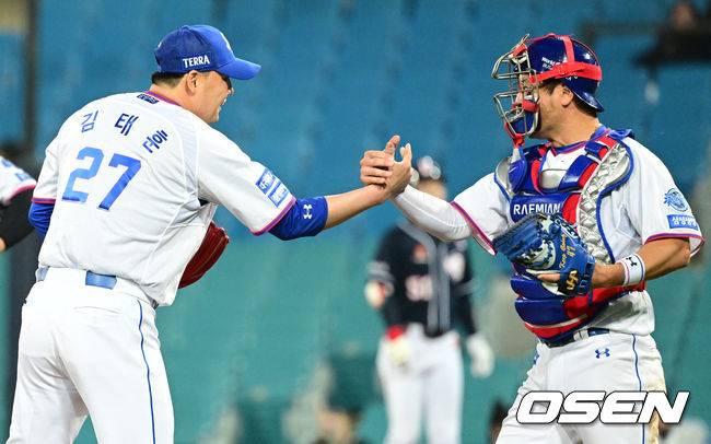 삼성 포수 강민호와 인사를 나누는 투수 김태훈 / OSEN DB