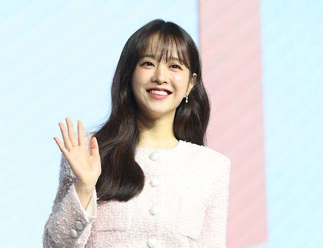 1일 서울 동대문구 JW 메리어트 동대문 스퀘어에서 열린 넷플릭스 ‘정신병동에도 아침이 와요’ 제작발표회에서 손을 흔들고 있다. 사진=한윤종 기자